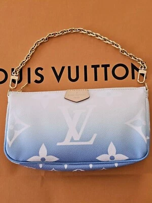 LOUIS VUITTON POCHETTE By The Pool Edition bolsa grande y cadena azul NUEVO 9 PULGADAS x 5 pulgadas Foto 1 de 4