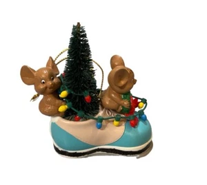 Grandeur Noel Ornament Weihnachtsmäuse im Schuh Flaschenbürste Baum Vintage 1990er - Bild 1 von 7