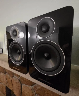 Par de altavoces activos Acoustic Energy AE-1 negro brillante $1999 - con alimentación A/B Foto 1 de 4