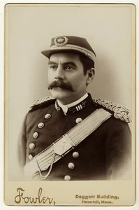 HÜBSCHER GENTLEMAN IN BRÜDERLICHER UNIFORM IN HAVERHILL, MASSACHUSETTS - Bild 1 von 3