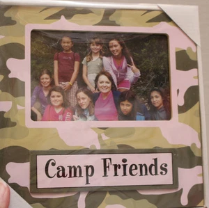 NUEVO EN CAJA Marco de Foto Amigos del Campamento con Diseño Scout Camuflado Rosa y Verde - Imagen 1 de 7