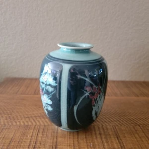 Vaso vintage in ceramica dipinto a mano con motivo floreale e smalto lucido 6,75 pollici - Foto 1 di 10