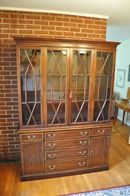 Gabinete chino estantería Henkel Harris de caoba georgiana iluminada Foto 1 de 4