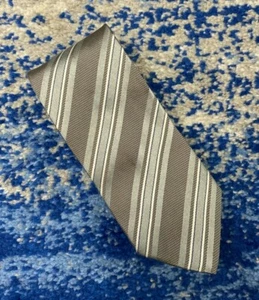 Corbata Boss Hugo Boss Plata Gris Blanco Azul Sesgo Rayas 100% Seda Italia - Imagen 1 de 4