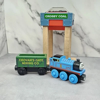 Thomas Wooden Railway Crosby Coal Station Thomas And Coal Car Lote x 3 Foto 1 de 4