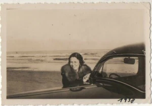 ALTES VINTAGE FOTO NIEDLICHE FRAU POSIERT VON ANTIK ALT AUTO STRANDSZENE 1938 - Bild 1 von 1