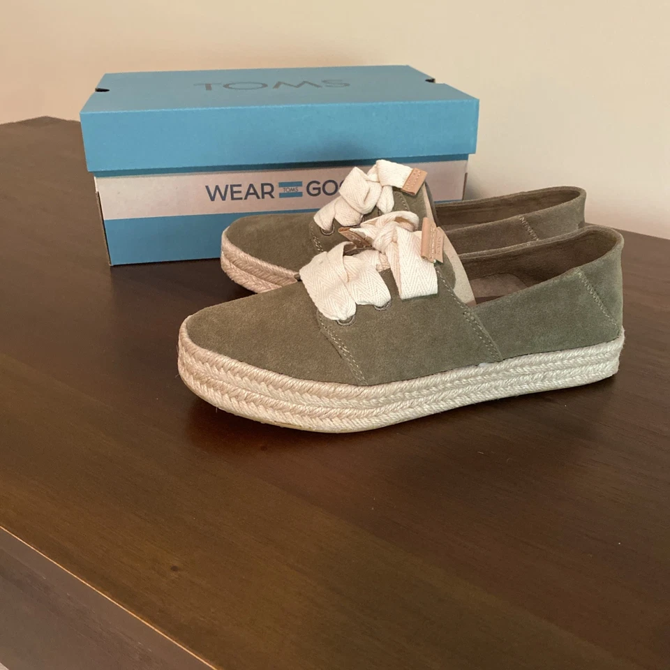 女士 TOMS Carolina 系带厚底运动鞋橄榄麂皮绒,尺寸 6.5 — 第 1/4 张图片