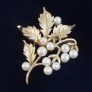 Crown Trifari Faux Pearl Gold Tone Leaf Bouquet Brooch Vintage - Picture 1 of 6