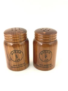 Vintage Washington DC Wax Museum souvenir legno muratore barattoli sale pepe shaker - Foto 1 di 4