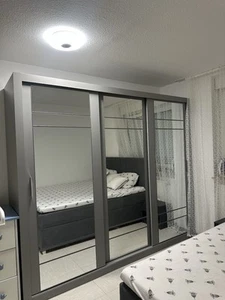 Kleiderschrank mit Spiegel - Bild 1 von 3