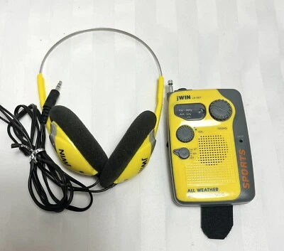 Radio AM/FM jWIN amarilla de colección para todo clima JX-M7 resistente al agua con auriculares Foto 1 de 4