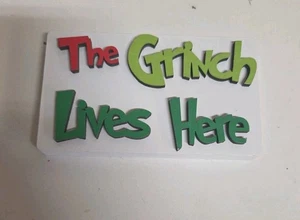 Insegna divertente The Grinch vive qui 6 pollici legno dipinto - Foto 1 di 4