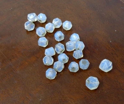 Lot de 23 perles anciennes en verre à facettes opalescent - Photo 1/3