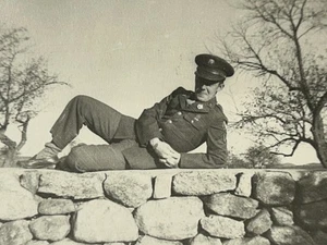 Foto De Colección Hombre Guapo Ejército de Estados Unidos Uniforme Militar Tumbado en Pared de Piedra - Imagen 1 de 3