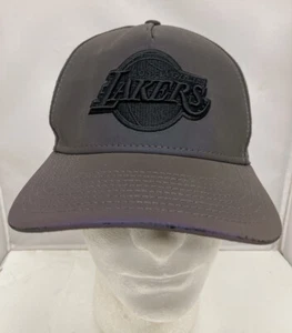 Gorra New Era Lakers Reflectante 9FORTY A-Frame SnapBack Iridiscente NBA - Imagen 1 de 10