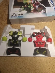 Robo Kombat Twin Pack Fighting Robots - Picture 1 of 3