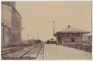 1910 Kewanna, IN - estación de tren - postal vintage de Indiana DEPOT - Imagen 1 de 2