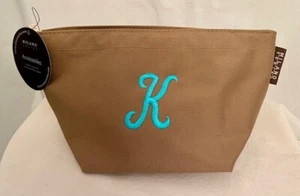 BOLSA DE MAQUILLAJE NUEVA CON ETIQUETAS - BORDADA K - Bolsa de almacenamiento de cosméticos para ducha de artículos de tocador para mujer - Imagen 1 de 7