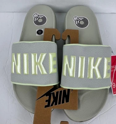 Nike Offcourt Slide - BQ4632 013 - Plateado Claro/Apenas Volt Tallas para Mujer - Nuevo con Etiquetas Foto 1 de 4