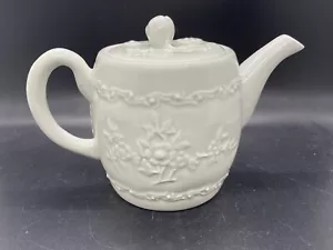Reproduction Worchester White Glazed Porcelain Teapot- The MET - Picture 1 of 4