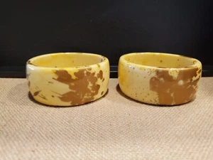 LOTTO 2 BRACCIALI VINTAGE LARGHI 1 1/4" LUCITE, SPLATTER CREMA/ORO - Foto 1 di 7