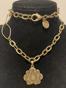 Jessica Simpson Flower Pendant Gold Plated Necklace - Picture 1 of 3