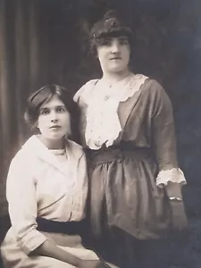 RPPC Due bellissime ragazze sorelle in pizzo studio ritratto cartolina AZO c1904-1918 - Foto 1 di 4
