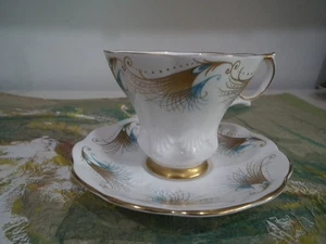Taza y platillo vintage Royal Albert con forma lírica de pluma dorada y azul - Imagen 1 de 17