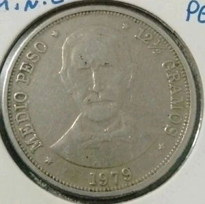 1979 Dominican Republic 1/2 Peso. Only 967,000 Minted. Copper-Nickel - Picture 1 of 4