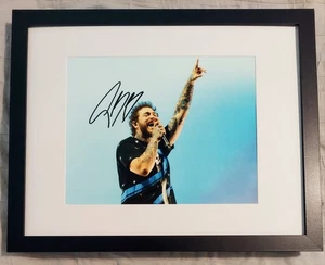Foto firmada por Post Malone de 8x10 con certificado de autenticidad enmarcada en 11x14  - Imagen 1 de 3
