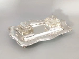 Tintero plateado con tinteros de vidrio gemelos de James Deakin - Imagen 1 de 17