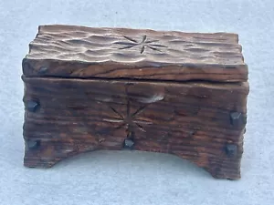 Caja de baratijas de madera tallada a mano con tapa con bisagras España brutalista hierro clavo de colección estrella - Imagen 1 de 8