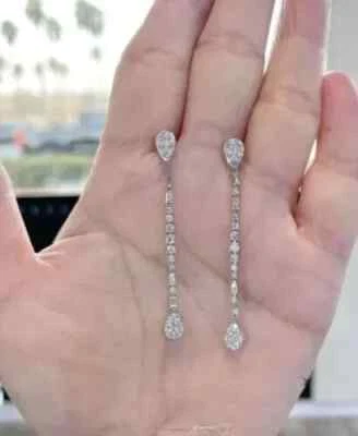 Pendientes colgantes largos de diamantes creados en laboratorio de 2 quilates enchapados en oro blanco de 14 quilates en plata Foto 1 de 4