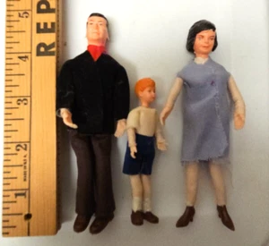 Lote de muñecas vintage casa de muñecas - 3 miembros de la familia - muñecas flexibles de 5"" + 3 - Imagen 1 de 9