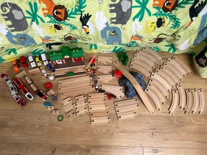 BRIO Holzeisenbahn - Schienen, Figuren, Autos, Zug, Bahnhof - Bild 1 von 7