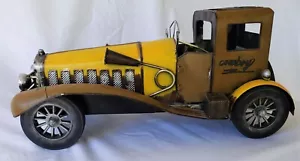 Mesa decorativa de metal clásico de colección de 18" coche amarillo marrón vaquero - Imagen 1 de 6