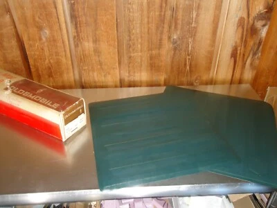 Nuevo juego de alfombrillas traseras verdes NOS GM 9882647 1964-1967 Oldsmobile Olds Cutlass Foto 1 de 3
