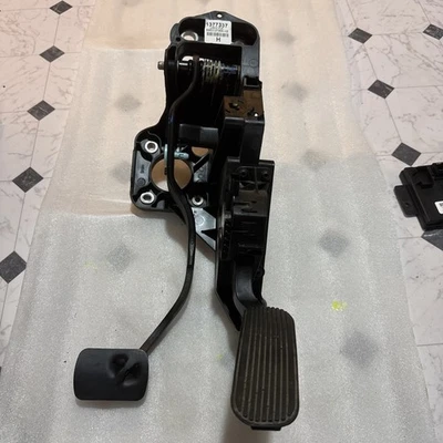 Ford Explorer 2013, pedal de gasolina y freno, fabricante de equipos originales Foto 1 de 4