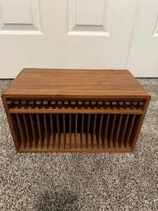 Kalmar Designs Porta CD Vintage 20 Slot Legno Teak MCM Bottoni Espulsione - Foto 1 di 3
