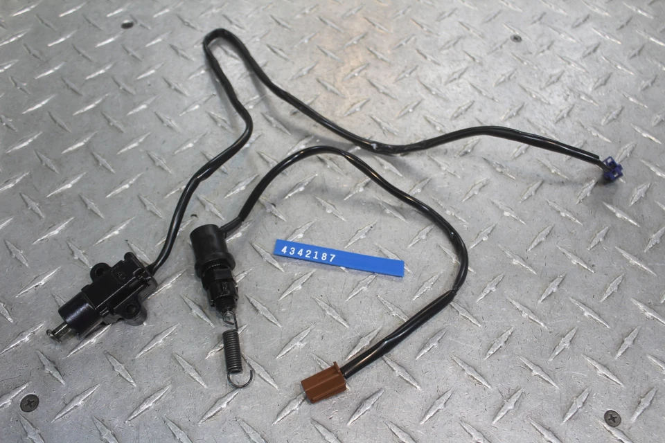 2009 YAMAHA FZ6 KICKSTAND SENSOR /BRAKE SENSOR 5VS-82566-61-00 - Image 1 of 4