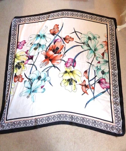 CHICOS NUEVO CON ETIQUETAS X-GRANDE BUFANDA/ENVOLTURA FLORAL MULTICOLOR TALLA 41 X 41 - Imagen 1 de 12