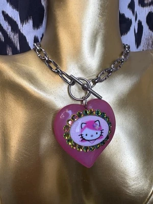 Collar Hello Kitty Tarina Tarantino Vintage Rosa Oscuro Cabeza Lucite Puff Corazón Foto 1 de 4