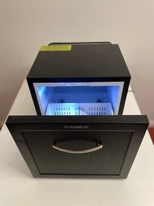 Schubladen-Minibar Dometic DM20 D, lautlos, Defekt – kühlt nicht mehr, 6 Jahre - Bild 1 von 7