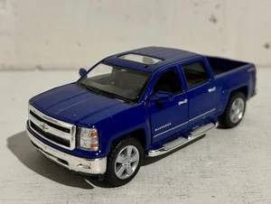 Kinsmart 2014 Chevy Silverado Crew Cab pull back blu 1:46 pressofuso - Foto 1 di 4