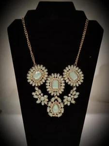 Collana con strass colore oro con colore verde destro - Foto 1 di 3