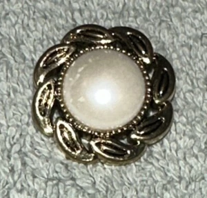 Gold & Pearl Button - Picture 1 of 3