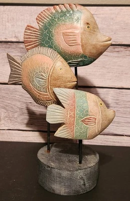 Escultura de peces de madera tallada a mano en palo con base primitiva rústica decoración del hogar Foto 1 de 4