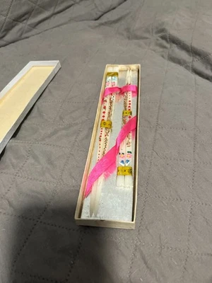 Las agujas para el cabello o los palitos de corte parecen estar sin usar con bandas todavía en ellos. Foto 1 de 4