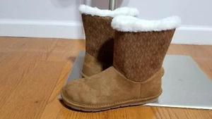 NEW MICHAEL KORS WOMEN'S PEIGHTON FAUX FUR LOGO TOP WINTER BOOTS SIZE 5 - Picture 1 of 3