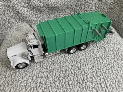 1/32 New Ray Kenworth W900  White & Green Garbage Truck Collectible Toy - Image 1 of 4